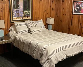 remodeled cottage close to downtown and park 7 miles two beach - Foley - Bedroom