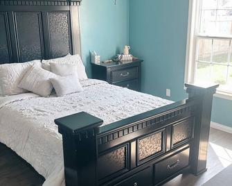 The Hanover Hideaway! Minutes from Hanover College, 5 Miles to Downtown Madison! - Hanover - Bedroom