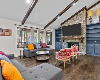 Cavalry Ranch– A Serene Farmhouse Retreat - Pinehurst - Вітальня
