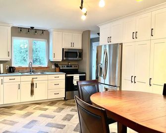 Cozy Bungalow Nestled atop North Shore Hay Bay, Napanee - Napanee - Kitchen