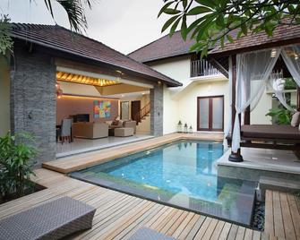 Two Bedroom Villa in Canggu, Private Pool with spacious living and dining area - North Kuta - Uima-allas