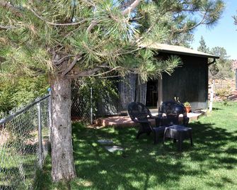 Couples' Studio Cabin Rental with Great Hiking near Red Rock Crossing, Arizona - Sedona - Patio