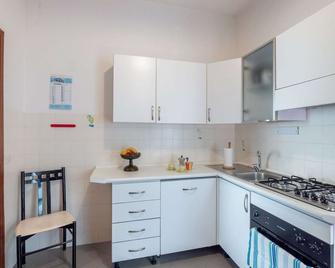 Simplistic Holiday Home in Fano With Terrace - Fano - Küche