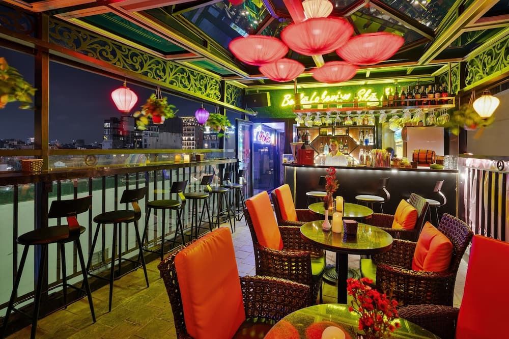 بيلا بريمير هوتل آند روف توب سكايبار