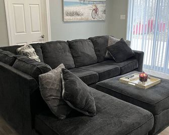 Lakeview cottage-10 min walk to main beach - Port Stanley - Living room