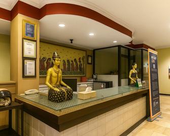 Puri Saron Denpasar Hotel - Denpasar - Receptionist