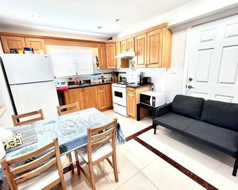 Cozy 2-bedroom Private Guest House in a convenient location - Vancouver - Cocina