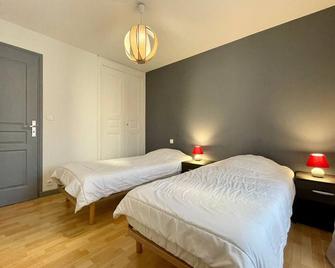 Charming 19th-Century Farmhouse: Heated, Baby-Friendly, Near Loire Gorges & Historic Sites - Saint-Vincent - Bedroom