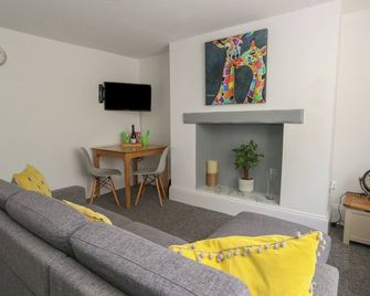 Flat 1 - Sandbanks - Bournemouth - Living room