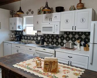 Casita on 5 acres, horse privileges. views, close to heart of Wickenburg. - Wickenburg - Küche