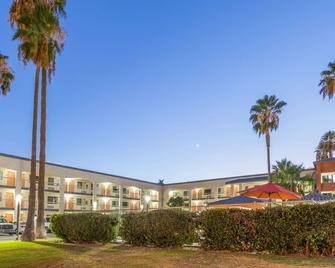 Super 8 by Wyndham Bakersfield/Central - Μπέικερσφιλντ - Κτίριο