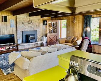 fully fenced Dog yard - Overlooking the Copalis River - - Copalis Beach - Living room