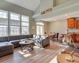 Hot Tub and Community Perks Big Boulder Lake Escape - Lake Harmony - Living room