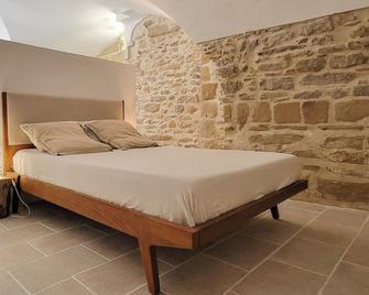 Studio Spacieux de Caractère - Montaren-et-Saint-Médiers - Habitación