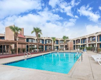 Days Inn By Wyndham San Antonio Splashtown/Att Center - San Antonio - Pool