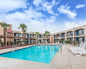 Days Inn By Wyndham San Antonio Splashtown/Att Center - סן אנטוניו - בריכה