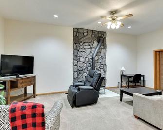 Aksarben Two Bed, One Bath Duplex Suite - Omaha - Living room