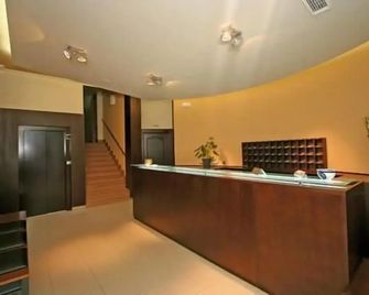 Albergue O Cruceiro - Hostel - Caldas de Reis - Front desk