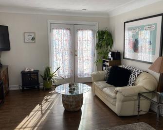 Cozy, Clean Downtown Burlington Stunner! - Burlington - Living room
