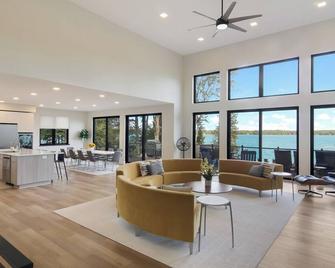 6 BR / 4 Bath 100ft on Big Platte Lake-Sleeping Bear Dunes-Crystal Mountain Ski - Honor - Sala de estar