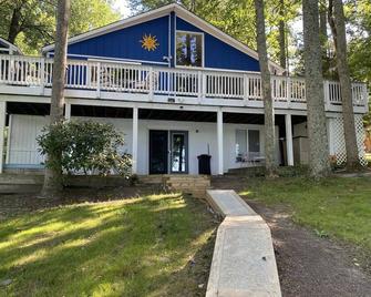 Lake Anna Public Side One Bedroom & Full Bathroom and is a room rental! - Orange - Gebouw