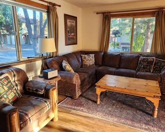 Tahoe City Meadowfront Townhouse ~ Family Getaway! - Tahoe City - Living room