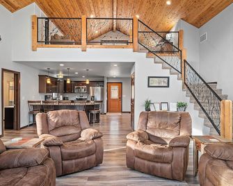 Glen Hollow Lodge- 4 miles Deadwood, Hot Tub , Paved Roads - Sturgis - Living room