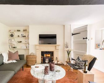 Architect Designed Cosy Cotswold Stone Cottage - Fairford - Living room