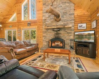 Chief Nemacolin's Lodge - Spacious Cabin for Group Gatherings near Ohiopyle - Farmington - Living room