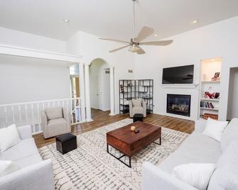 Refurnished House | Ideal for Long Stays! - Topeka - Living room