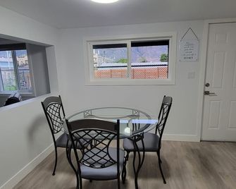 Walking distance to the warmest Lake in Canada, Beaches and Downtown shopping. - Osoyoos - Salle à manger