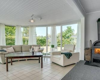 6 Bedroom Cozy Home In Slagelse - Slagelse - Вітальня