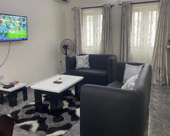 Mary's Court Cozy Apartments - Uyo - Living room