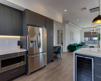 Modern 5 Bedroom Masterpiece With Rooftop Deck - Los Angeles - Cucina