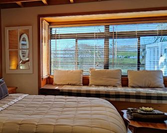 Awesome Wainui Spacious Holiday Home Overlooking the Surf - no pets. - Gisborne - Ložnice