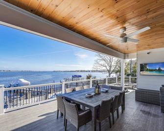 Beautiful waterfront 7-BR house w pool patio outdoor bar mini beach-Brick NJ - Brick - Balcony