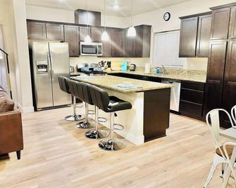 4-Bedroom 5tvs -20 Min to Usa Pkwy|sleeps 14|pet Ok - Fernley - Kitchen