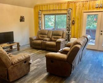 Back Roads Barn - Mena - Living room