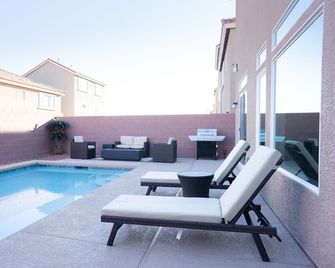 Beautiful 4 bd/2.5 bath home. 5 min from the Strip, Allegiant Stadium & Airport. - Enterprise - Piscina