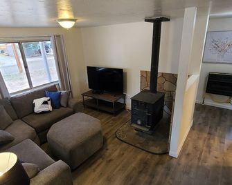 The Gold Mine Cottage - Idaho City - Living room