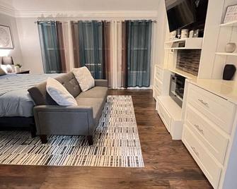 Beautiful Home W/Heated Pool- Sleeps 16, Pets & Small Events Allowed W/Approval - Mansfield - Soggiorno