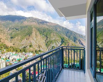 جرين وودز إن - دهارامشالا - شرفة