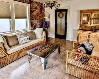 The Teak Follow, Beautiful Brick Enclose - Tulsa - Living room