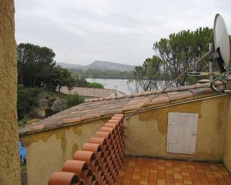 Bright contemporary villa, located on a hill overlooking the Rhone. - Mornas - Vista del exterior