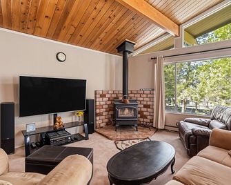 The Cozy Cabin - 2-Level Home with Spacious Yard home - Groveland - Huiskamer