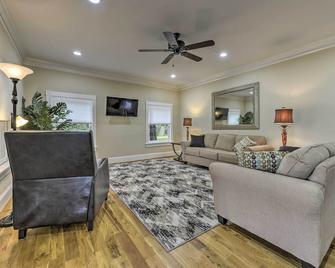 Remodeled Pittsboro Farmhouse Sitting on 220 Acres - Pittsboro - Sala de estar