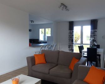 House Between Old Port And Minimes Rated 3 Stars - La Rochelle - Living room