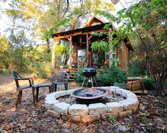 Little Reata at Lake Cabin Escapes w/ firepit - Flint - Patio