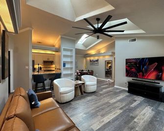 Experience a unique work of art in a form of a home, sleep, enjoy, rest, recover - Victoria - Living room