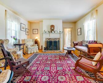 Terre Haute Manor Farmhouse w/ Gardens & Deck! - Midlothian - Living room